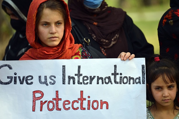 Des Afghanes demandent l'aide du Haut-Commissariat des Nations Unies pour les réfugiés pour demander l'asile à l'étranger, à Islamabad, le 12 mai 2022. Photo de FAROOQ NAEEM/AFP via Getty Images.