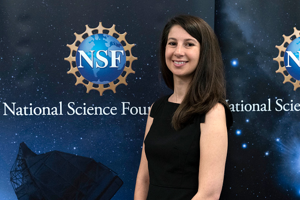 Katherine Bouman lors d'une conférence de presse pour annoncer la première image du Sagittaire A*, un trou noir supermassif, au centre de la Voie lactée, Washington, DC, le 12 mai 2022. Photo de Jose Luis Magana / AFP via Getty Images.