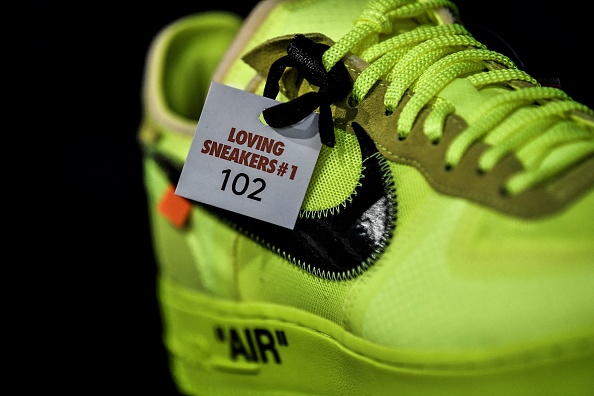 Des baskets Nike ont été mises aux enchères à l'hôtel des ventes Millon à Paris, le 15 mai 2022. (Photo : STEPHANE DE SAKUTIN/AFP via Getty Images)