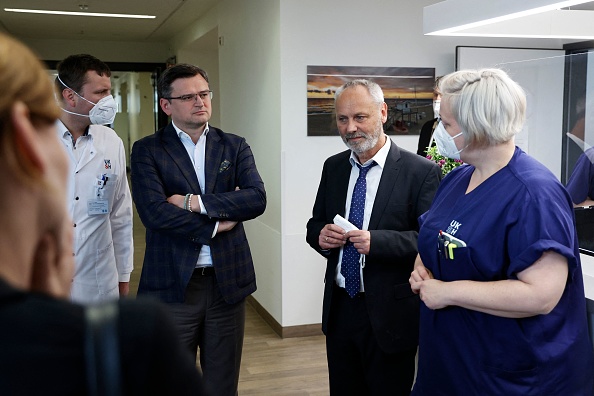 -Le ministre ukrainien des Affaires étrangères Dmytro Kuleba s'adresse au personnel médical lors d'une visite avec l'ambassadeur d'Ukraine en Allemagne sur le campus de Lubeck, le 13 mai 2022. Photo de MORRIS MAC MATZEN/AFP via Getty Images.