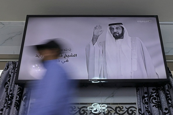 Le portrait du défunt président des Émirats arabes unis, Cheikh Khalifa ben Zayed Al-Nahyan, lors d'un deuil d'État à Abou Dhabi le 13 mai 2022. Photo de Karim SAHIB / AFP via Getty Images.