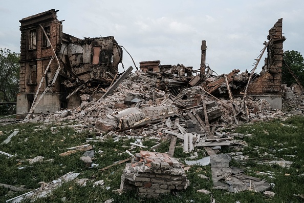 Les restes d'une école détruite dans laquelle un responsable ukrainien affirme que 60 personnes réfugiées dans un sous-sol sont mortes à la suite d'une frappe militaire russe sur le village de Bilogorivka, le 13 mai 2022. Photo de YASUYOSHI CHIBA/AFP via Getty Images.