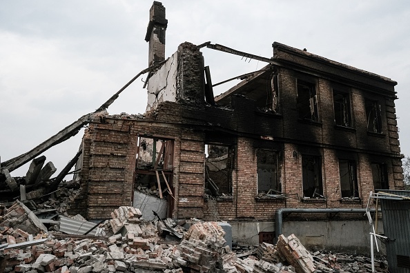Coquille d'une école détruite à la suite d'une frappe militaire russe sur le village de Bilogorivka, dans la région de Lougansk, en Ukraine orientale. (Photo : YASUYOSHI CHIBA/AFP via Getty Images)