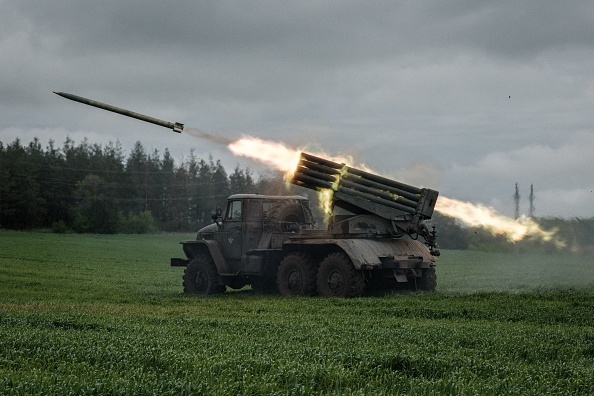 -Une fusée est lancée depuis un lance-roquettes multiple monté sur camion près de Svyatohirsk, dans l'est de l'Ukraine, le 14 mai 202. Photo YASUYOSHI CHIBA/AFP via Getty Images.