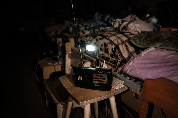Une radio est placée au centre de l'abri de fortune du sous-sol d'un jardin d'enfants, où elle vit avec six autres personnes depuis plus de deux mois, à Lysychansk, dans l'est de l'Ukraine, le 14 mai 2022. Photo de YASUYOSHI CHIBA/AFP via Getty Images.