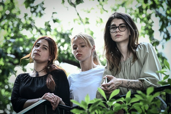 - Les partenaires ukrainiennes des soldats d'Azovstal de Marioupol, Olha Andrianova, Katerina Prokopenko et Hanna Naumenko, le 15 mai 2022 à Paris. Photo STEPHANE DE SAKUTIN / AFP via Getty Images.