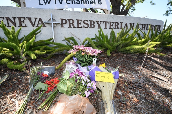 -Des fleurs sur un mémorial de fortune à l'extérieur de l'église presbytérienne le 16 mai 2022 après qu'une personne a été tuée et cinq blessées lors d'une fusillade le 15 mai 2022 à l'église de Laguna Woods, en Californie. Photo de Robyn Beck / AFP via Getty Images.