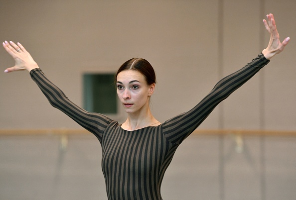 Olga Smirnova, ancienne première ballerine du Ballet russe du Bolchoï, a quitté le Bolchoï le mois dernier pour rejoindre le Ballet national néerlandais, le 13 mai 2022. Photo de JOHN THYS/AFP via Getty Images.