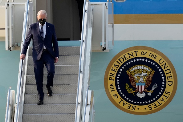 -Le président américain Joe Biden débarque d'Air Force One, à son arrivée à la base aérienne d'Osan en Corée du Sud le 20 mai 2022. Photo de Lee Jin-man / POOL / AFP via Getty Images.