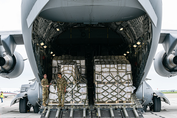 Dans la soute d'un C-17 de l'armée de l'air américaine, 31 tonnes de lait pour bébés en provenance d'Allemagne, sont arrivés à l'aéroport d'Indianapolis le 22 mai 2022 à Indianapolis, Indiana. (Photo : Jon Cherry/Getty Images)