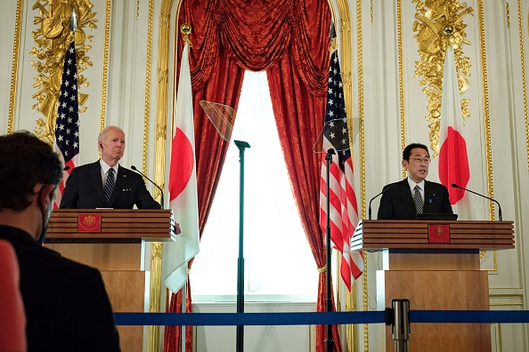 Le président américain Joe Biden (à gauche) et le premier ministre japonais Fumio Kishida (à droite) tiennent une conférence de presse au palais Akasaka à Tokyo, le 23 mai 2022.  (Photo : NICOLAS DATICHE/POOL/AFP via Getty Images)