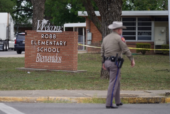 Un homme armé de 18 ans a tué 19 jeunes élèves et au moins un enseignant, dans une école primaire du Texas, le 24 mai 2022. (photo ALLISON DINNER/AFP via Getty Images)
