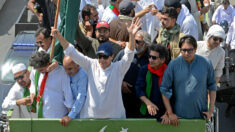 Pakistan: Imran Khan et ses partisans lancent leur « longue marche » sur Islamabad