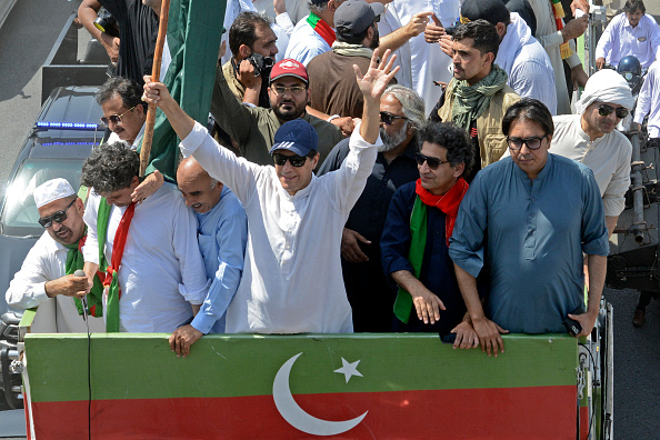 L'ancien Premier ministre pakistanais Imran Khan et ses partisans participent à un rassemblement de protestation à Swabi le 25 mai 2022. Photo par Abdul MAJEED / AFP via Getty Images.