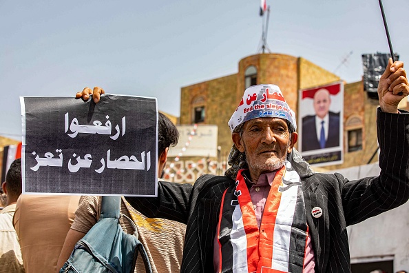 -Un manifestant tient une pancarte indiquant en arabe "mettre fin au siège de Taez" exigeant la fin d'un blocus de plusieurs années de la zone imposé par les rebelles houthis du Yémen sur la troisième ville de Taez le 25 mai 2022. - Photo AHMAD AL-BASHA/AFP via Getty Images.