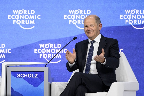 Le chancelier allemand Olaf Scholz s'adresse à l'assemblée lors de la réunion annuelle du Forum économique mondial (WEF) à Davos le 26 mai 2022. Photo de Fabrice COFFRINI / AFP via Getty Images.