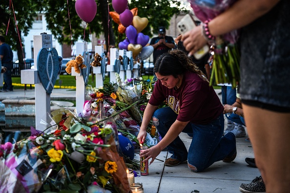 19 jeunes enfants et deux enseignantes ont été tués dans une école primaire à  Uvalde au Texas par un jeune de 18 ans. (Photo : CHANDAN KHANNA/AFP via Getty Images)