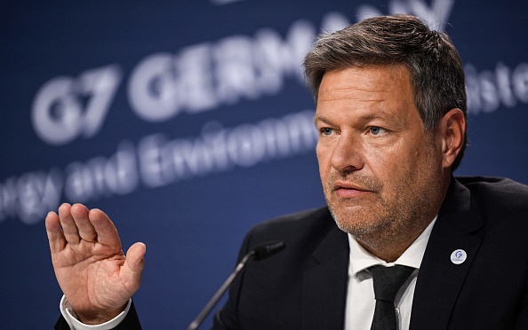 Le ministre allemand de l'économie et de la protection du climat, Robert Habeck, assiste à la conférence de presse finale de la réunion des ministres du G7 à Berlin, le 27 mai 2022. (Photo : JOHN MACDOUGALL/AFP via Getty Images)