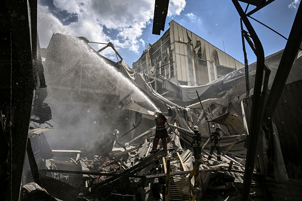 -Des pompiers éteignent un incendie dans une usine de fabrication de gypse après le bombardement dans la ville de Bakhmut dans la région ukrainienne orientale du Donbass le 27 mai 2022. Photo par ARIS MESSINIS/AFP via Getty Images.
