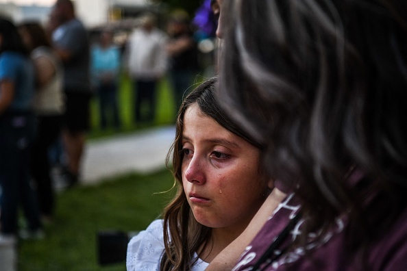 Alanna Deleon pleure son amie Annabelle Rodriguez décédée lors de la fusillade à Uvalde Texas, le 27 mai 2022. Photo de CHANDAN KHANNA/AFP via Getty Images.