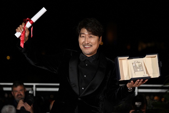 L'acteur sud-coréen Song Kang-Ho a remporté le prix du meilleur acteur pour son rôle dans "Broker (Les Bonnes Etoiles)" à Cannes le 28 mai 2022. Photo de PATRICIA DE MELO MOREIRA / AFP via Getty Images.