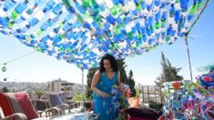 A Amman, une artiste recycle du plastique pour sensibiliser sur l’environnement