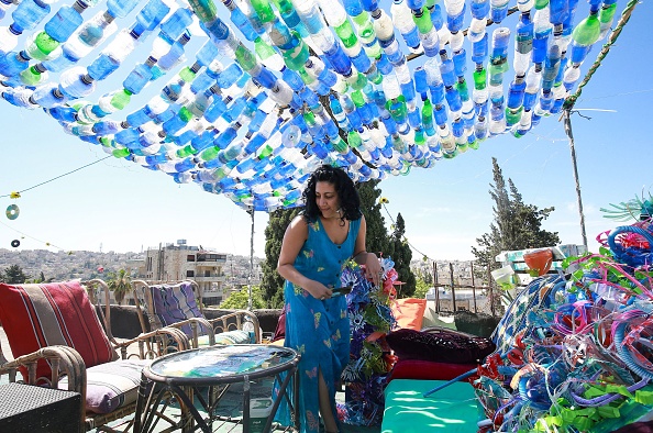 Maria Nissan, militante écologiste et artiste, est avec l'une de ses installations artistiques créées à partir de déchets plastiques collectés dans les rues, dans la capitale jordanienne Amman, le 17 mai 2022. Photo Khalil MAZRAAWI / AFP via Getty Images.