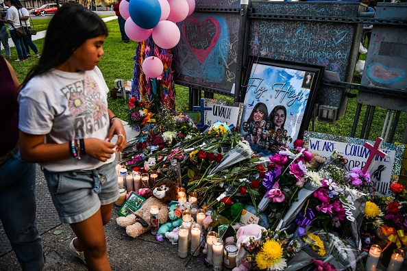 Une fillette se recueille à Uvalde, Texas, le 28 mai, suite à la tuerie survenue le 24 mai 2022. (Photo CHANDAN KHANNA/AFP via Getty Images)