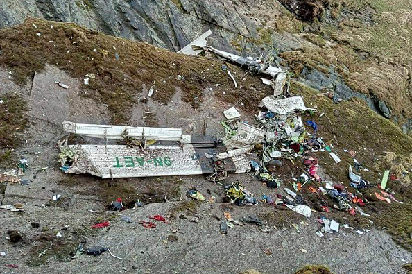  L'épave d'un avion exploité par le transporteur népalais Tara Air, gisait à flanc de montagne à Mustang le 30 mai 2022, un jour après son crash. - Les sauveteurs népalais ont retiré 14 corps de l'épave à flanc de montagne. Photo de BISHAL MAGAR/AFP via Getty Images.