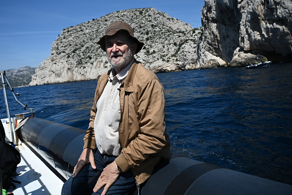 Michel Olive, archéologue, navigue vers la grotte Cosquer au large de Marseille le 27 avril 2022. Photo de Christophe SIMON / AFP via Getty Images.