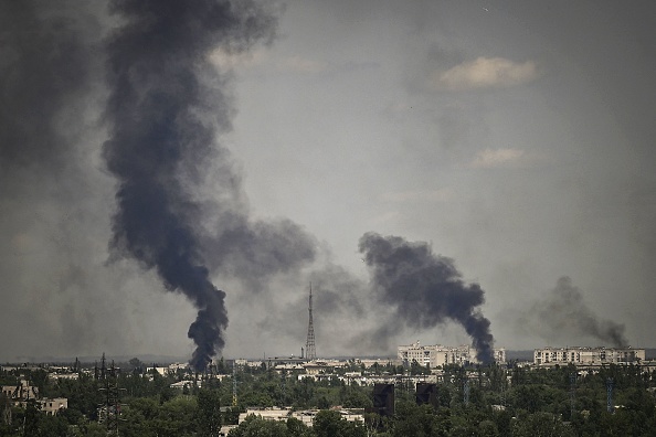 La fumée monte dans la ville de Severodonetsk lors de violents combats entre les troupes ukrainiennes et russes dans la région ukrainienne orientale du Donbass le 30 mai 2022, Photo par ARIS MESSINIS/AFP via Getty Images.
