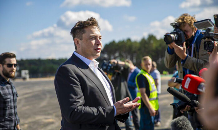 Elon Musk, s'adresse à la presse alors qu'il arrive pour inspecter le site de construction de la nouvelle Gigafactory de Tesla près de Berlin, en Allemagne, le 3 septembre 2020. (Maja Hitij/Getty Images)