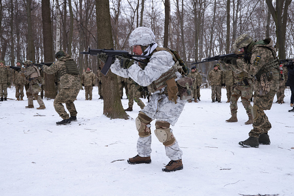 - Dans toute l'Ukraine, des milliers de civils participent à des groupes pour recevoir une formation de base au combat et seront sous le commandement direct de l'armée ukrainienne. Photo de Sean Gallup/Getty Images.