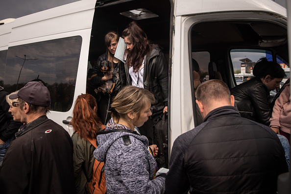 -Point d'évacuation pour les personnes fuyant Marioupol, Melitopol et les villes environnantes sous contrôle russe le 02 mai 2022 à Zaporizhzhia, Ukraine. Photo de Chris McGrath/Getty Images.