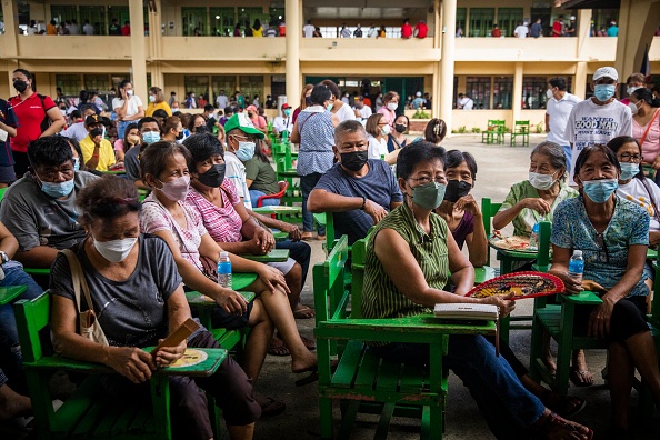 - Les gens font la queue pour voter pour l'élection présidentielle à l'école élémentaire Mariano Marcos qui a été convertie en bureau de vote, le 09 mai 2022 aux Philippines. Photo de Lauren DeCicca/Getty Images.