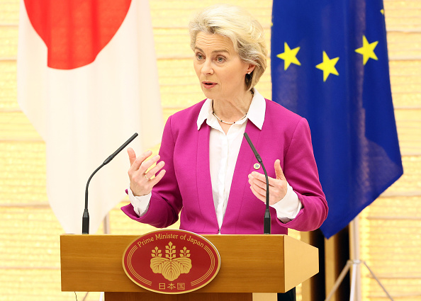 -La présidente de la Commission européenne, Ursula von der Leyen, à la suite de sa rencontre au bureau du Premier ministre le 12 mai 2022 à Tokyo, au Japon. Photo de Yoshikazu Tsuno - Piscine/Getty Images.