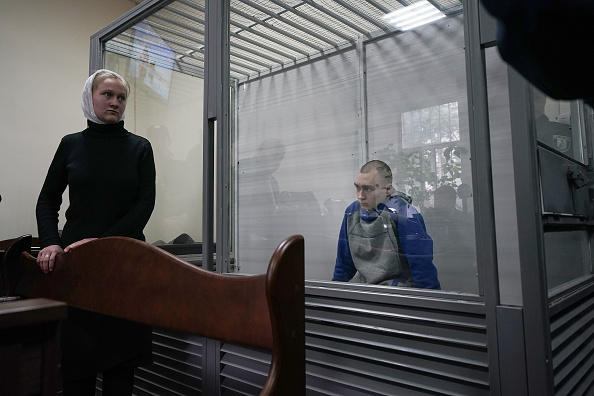 Le soldat russe capturé, le Sgt. Vadim Shishimarin, 21 ans, est assis dans la cage des accusés lors d'une audience au tribunal le 18 mai 2022 à Kiev, en Ukraine. Photo de Christopher Furlong/Getty Images.