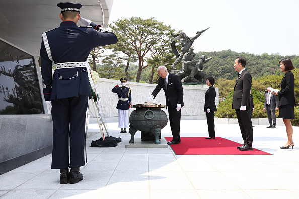 -Le président américain Joe Biden brûle de l'encens lors d'une visite au cimetière national de Séoul le 21 mai 2022 à Séoul, en Corée du Sud. Photo de Chung Sung-Jun/Getty Images.