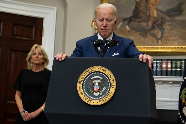 Le président américain Joe Biden prononce une allocution sous le regard de la première dame Jill Biden concernant la fusillade de masse dans une école primaire du Texas le 24 mai 2022 à Washington, DC. Photo par Anna Moneymaker/Getty Images.