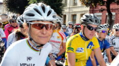 « J’ai souffert mais je suis restée dans sa roue » : Jeannie Longo, 63 ans, remporte une course grâce à un jeune cycliste breton
