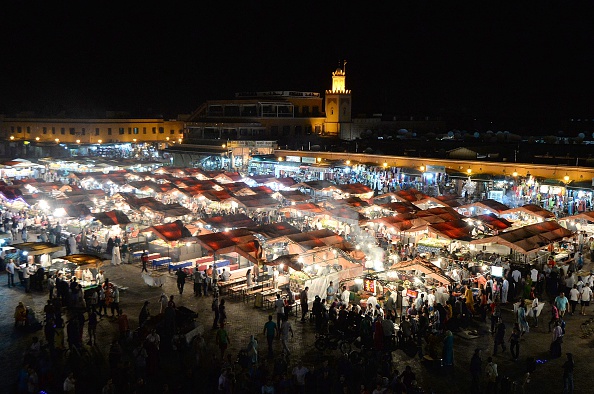 -Illustration- Une vue générale montre la place Jemaa el-Fna à Marrakech. Au crépuscule, la place s'anime et se remplit de milliers de personnes qui viennent manger et profiter des terrasses panoramiques. Photo FADEL SENNA/AFP via Getty Images.