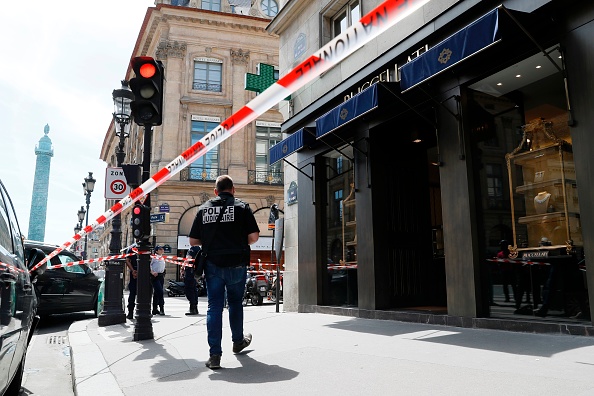 Quatre malfaiteurs casqués et masqués dont un au moins portait un fusil d'assaut ont braqué jeudi après-midi une boutique de luxe Chanel d'horlogerie et de joaillerie, près de la place Vendôme, au cœur de Paris. Photo d'illustration. (THOMAS SAMSON/AFP via Getty Images)