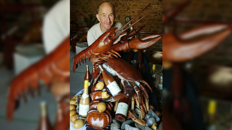 Gilbert Housset en 2004 avec quelques-unes de ses scultures représentant un plateau de fruits de mer et de bouteilles de vin. (MYCHELE DANIAU/AFP via Getty Images)