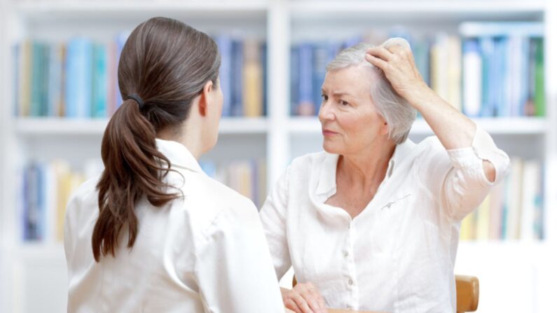 Nous savons que la plupart des chutes de cheveux chez l'homme sont d'origine hormonale. Pour les femmes qui perdent leurs cheveux, c'est souvent dû à un autre genre de problème hormonal, comme une thyroïde peu performante ou des glandes surrénales épuisées. (ShutterStock)