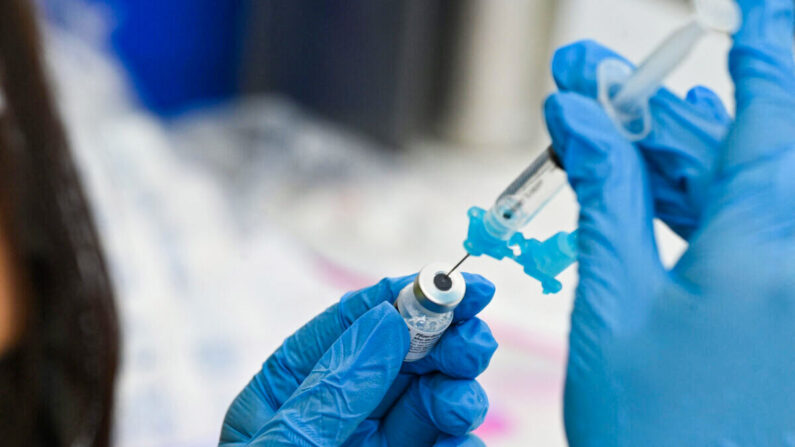 Un professionnel de la santé prépare une seringue avec le vaccin Covid-19 de Pfizer. (Robyn Beck/AFP via Getty Images)