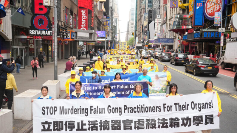 Des pratiquants de Falun Gong participent à une parade marquant le 30e anniversaire de son introduction auprès du public, à Manhantan, dans la ville de New York, le 13 mai 2022. (Larry Dye/Epoch Times)