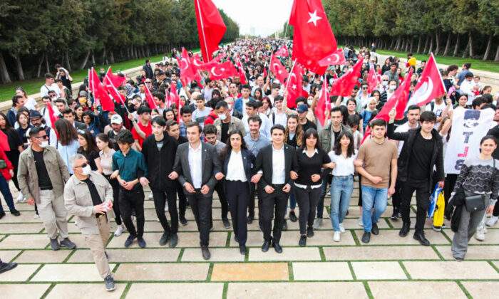 L'Union de la jeunesse turque lors d’une manifestation à Ankara, en Turquie, le 23 avril 2022, contre le lancement à venir de Disney+. (Avec l’aimable autorisation de l'Union de la jeunesse turque)