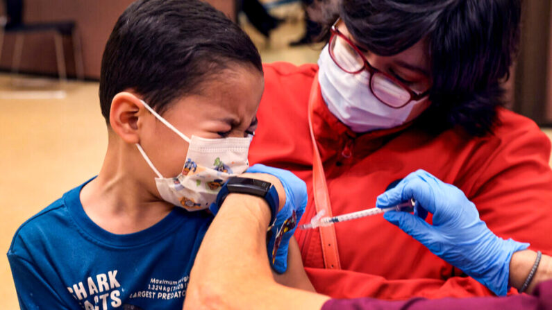 Leonel Campos, 6 ans, élève de première année, est vacciné contre le Covid-19 à l'Institut Arturo Velasquez de Chicago, Illinois, le 12 novembre 2021. (Scott Olson/Getty Images)