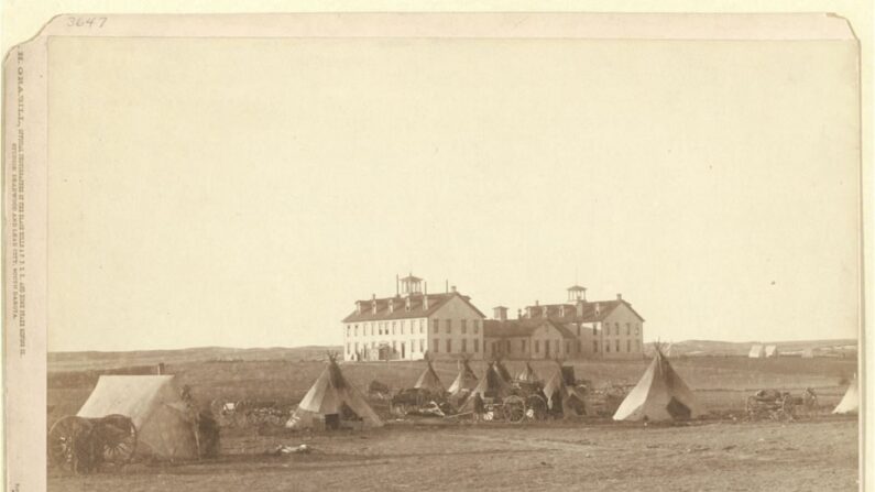 École américaine pour les Indiens à Pine Ridge, Dakota du Sud, 1891. (Collection John C. H. Grabill, Bibliothèque du Congrès) 