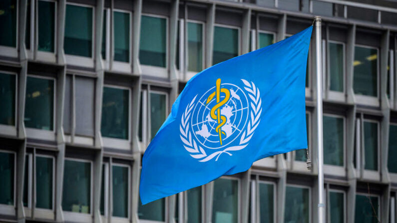 Le drapeau de l'Organisation mondiale de la santé (OMS) à Genève, le 5 mars 2021. (Fabrice Coffrini/AFP via Getty Images)